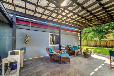 Villa ou maison à vendre à Hialeah, Floride: 3 chambres № 2068412 - photo 4