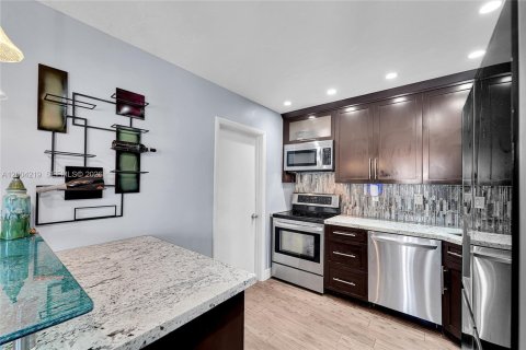 Villa ou maison à vendre à Hialeah, Floride: 3 chambres № 2068412 - photo 7