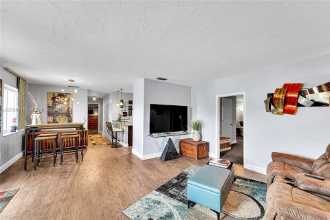 Villa ou maison à vendre à Hialeah, Floride: 3 chambres № 2068412 - photo 11