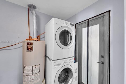 Villa ou maison à vendre à Hialeah, Floride: 3 chambres № 2068412 - photo 12