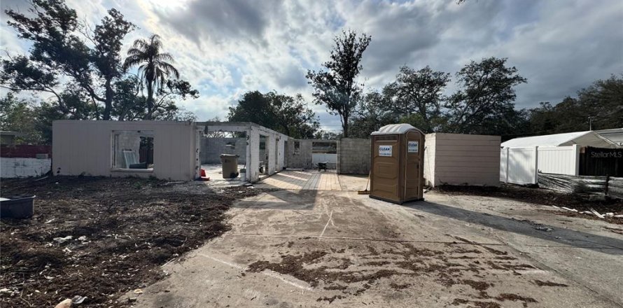 House in Temple Terrace, Florida 3 bedrooms, 178.93 sq.m. № 1740990