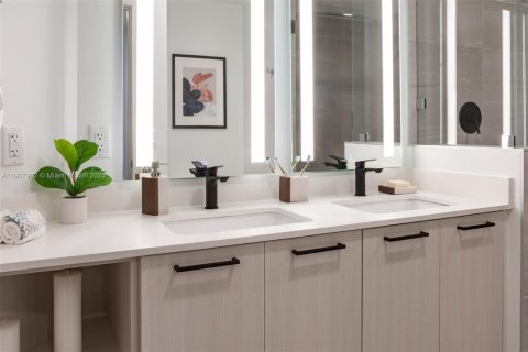 Apartamento en alquiler en Miami, Florida, 2 dormitorios, 102.01 m2 № 1967708 - foto 17