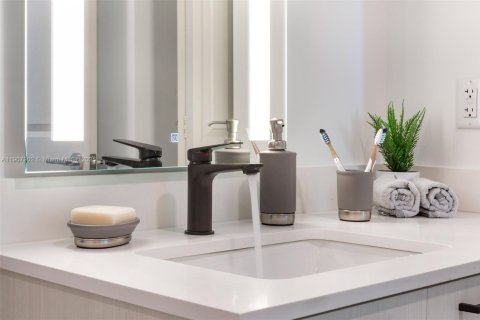 Apartamento en alquiler en Miami, Florida, 2 dormitorios, 102.01 m2 № 1967708 - foto 15