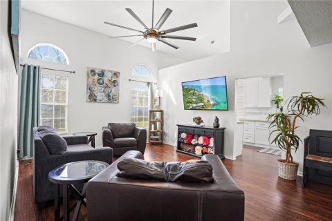 House in Apopka, Florida 5 bedrooms, 212.19 sq.m. № 2101278 - photo 10