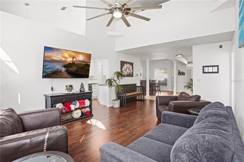House in Apopka, Florida 5 bedrooms, 212.19 sq.m. № 2101278 - photo 12