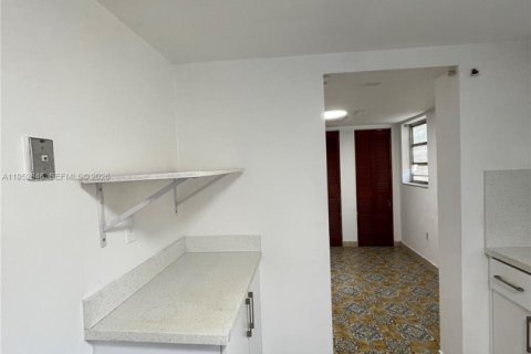 Villa ou maison à louer à Hialeah, Floride: 4 chambres, 198.44 m2 № 2008495 - photo 6