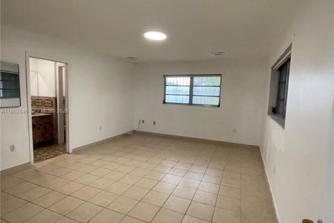 Villa ou maison à louer à Hialeah, Floride: 4 chambres, 198.44 m2 № 2008495 - photo 16