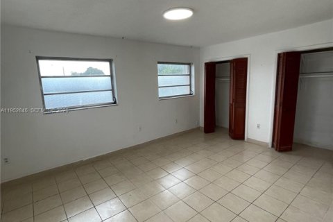 Villa ou maison à louer à Hialeah, Floride: 4 chambres, 198.44 m2 № 2008495 - photo 11
