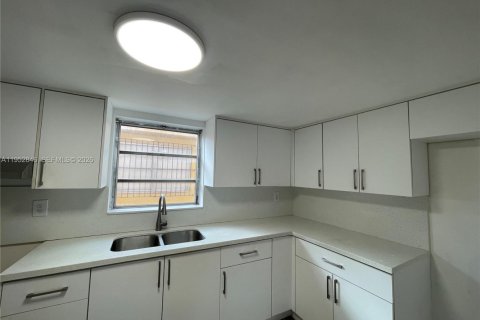 Villa ou maison à louer à Hialeah, Floride: 4 chambres, 198.44 m2 № 2008495 - photo 5