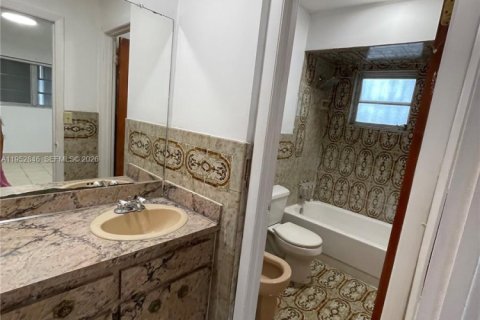 Villa ou maison à louer à Hialeah, Floride: 4 chambres, 198.44 m2 № 2008495 - photo 18