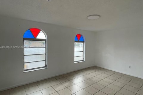Villa ou maison à louer à Hialeah, Floride: 4 chambres, 198.44 m2 № 2008495 - photo 3