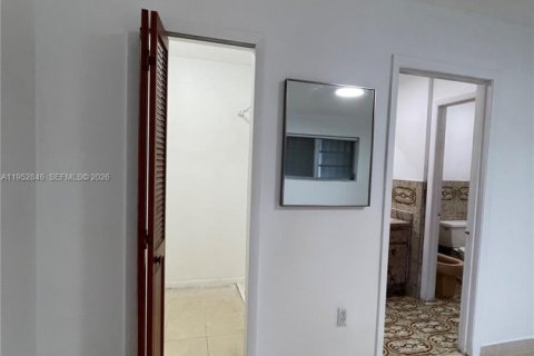 Villa ou maison à louer à Hialeah, Floride: 4 chambres, 198.44 m2 № 2008495 - photo 17
