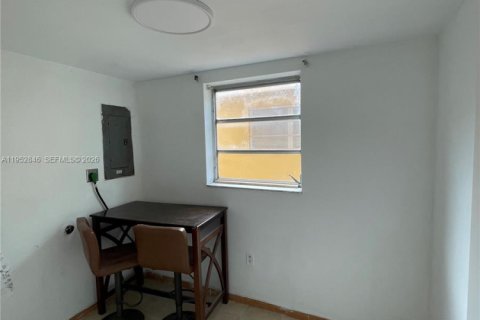 Villa ou maison à louer à Hialeah, Floride: 4 chambres, 198.44 m2 № 2008495 - photo 8