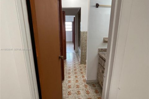 Villa ou maison à louer à Hialeah, Floride: 4 chambres, 198.44 m2 № 2008495 - photo 15