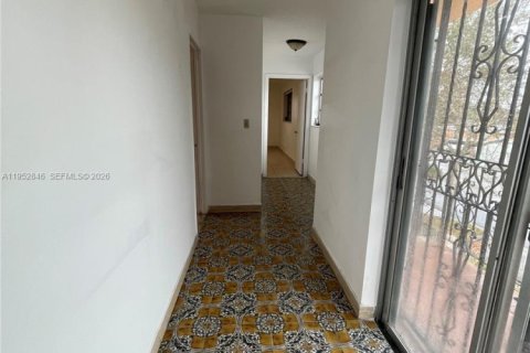 Villa ou maison à louer à Hialeah, Floride: 4 chambres, 198.44 m2 № 2008495 - photo 13