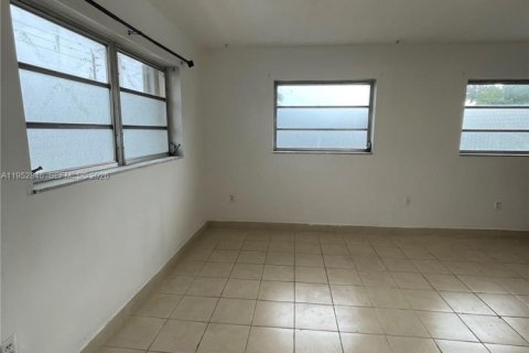 Villa ou maison à louer à Hialeah, Floride: 4 chambres, 198.44 m2 № 2008495 - photo 12