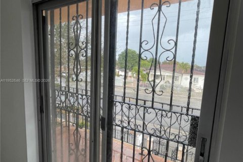 Villa ou maison à louer à Hialeah, Floride: 4 chambres, 198.44 m2 № 2008495 - photo 14