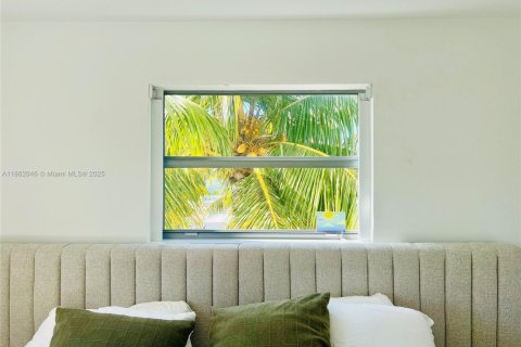 Condo in Miami Beach, Florida, 1 bedroom  № 2014047 - photo 9