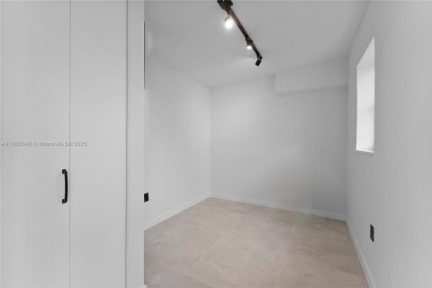 Condo in Miami Beach, Florida, 1 bedroom  № 2014047 - photo 15