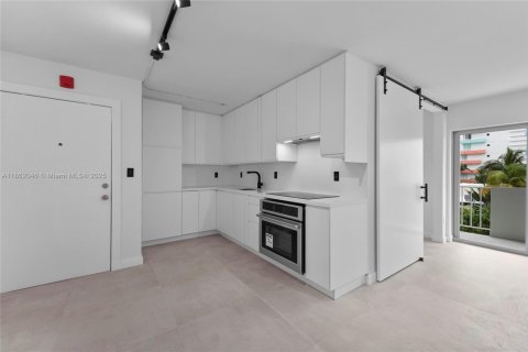 Кондоминиум с 1 спальней в Майами-Бич, Флорида № 2014047