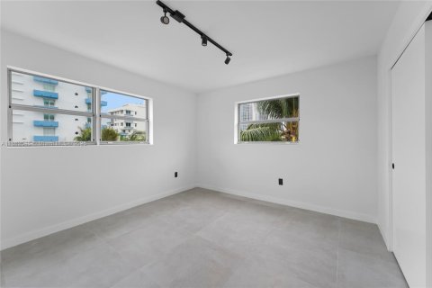 Condo in Miami Beach, Florida, 1 bedroom  № 2014047 - photo 13