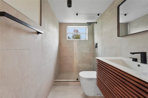 Condo in Miami Beach, Florida, 1 bedroom  № 2014047 - photo 2