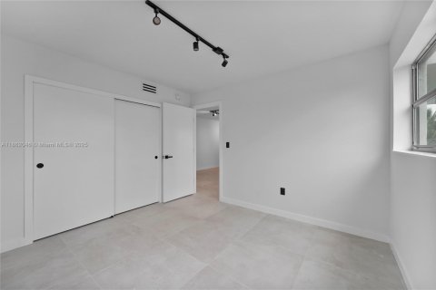 Condo in Miami Beach, Florida, 1 bedroom  № 2014047 - photo 14