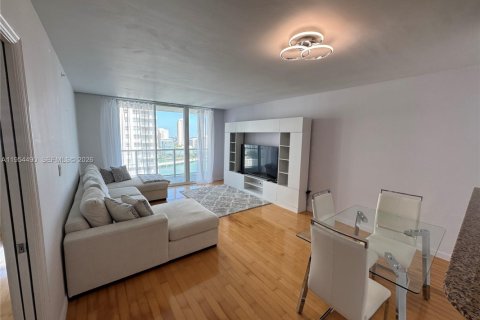Condominio en alquiler en Miami, Florida, 1 dormitorio, 69.68 m2 № 2009161 - foto 3
