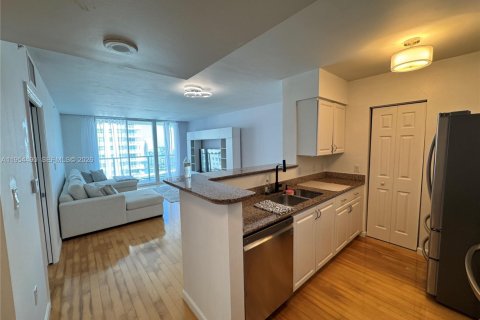 Condominio en alquiler en Miami, Florida, 1 dormitorio, 69.68 m2 № 2009161 - foto 2