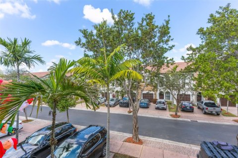 Townhouse in Doral, Florida 3 bedrooms, 170.75 sq.m. № 1994739 - photo 23