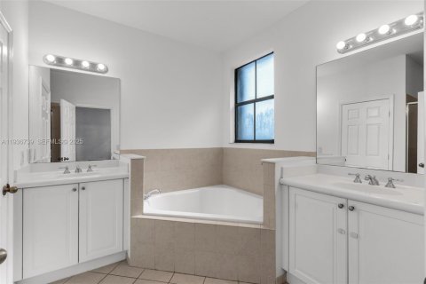 Townhouse in Doral, Florida 3 bedrooms, 170.75 sq.m. № 1994739 - photo 28