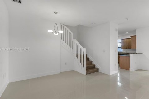 Townhouse in Doral, Florida 3 bedrooms, 170.75 sq.m. № 1994739 - photo 4