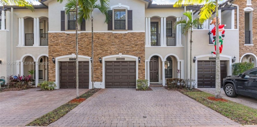 Townhouse in Doral, Florida 3 bedrooms, 170.75 sq.m. № 1994739