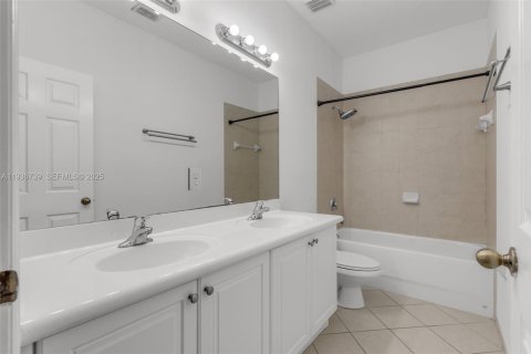 Townhouse in Doral, Florida 3 bedrooms, 170.75 sq.m. № 1994739 - photo 16