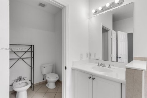 Townhouse in Doral, Florida 3 bedrooms, 170.75 sq.m. № 1994739 - photo 29