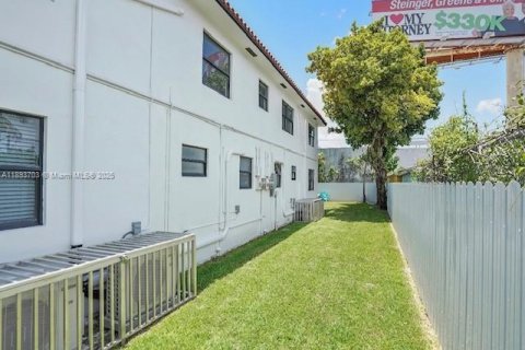 Propiedad comercial en venta en Miami, Florida, 261.61 m2 № 1947752 - foto 13