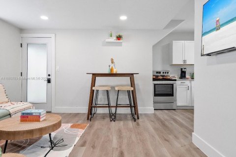 Propiedad comercial en venta en Miami, Florida, 261.61 m2 № 1947752 - foto 8