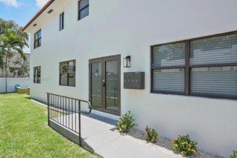 Propiedad comercial en venta en Miami, Florida, 261.61 m2 № 1947752 - foto 1