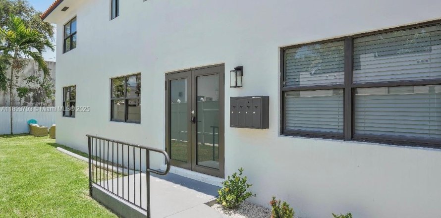 Propiedad comercial en Miami, Florida 261.61 m2 № 1947752