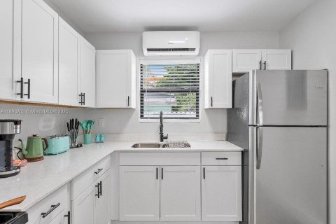 Propiedad comercial en venta en Miami, Florida, 261.61 m2 № 1947752 - foto 5
