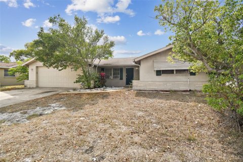 House in Port Richey, Florida 3 bedrooms, 144.93 sq.m. № 1732890 - photo 2