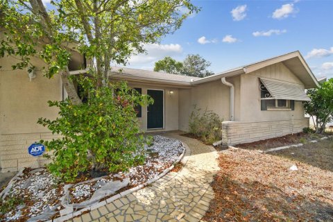 House in Port Richey, Florida 3 bedrooms, 144.93 sq.m. № 1732890 - photo 5