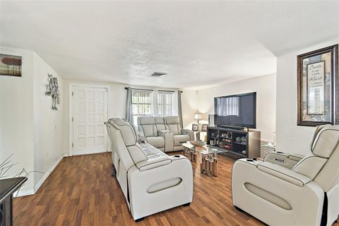 House in Port Richey, Florida 3 bedrooms, 144.93 sq.m. № 1732890 - photo 15
