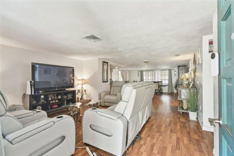 House in Port Richey, Florida 3 bedrooms, 144.93 sq.m. № 1732890 - photo 17