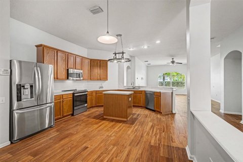 House in Land O' Lakes, Florida 4 bedrooms, 235.41 sq.m. № 2155932 - photo 12