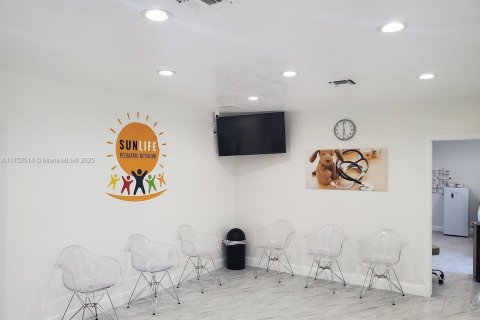 Купить коммерческую недвижимость в Плантация, Флорида № 1977223 - фото 2