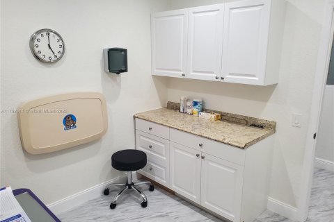 Купить коммерческую недвижимость в Плантация, Флорида № 1977223 - фото 25