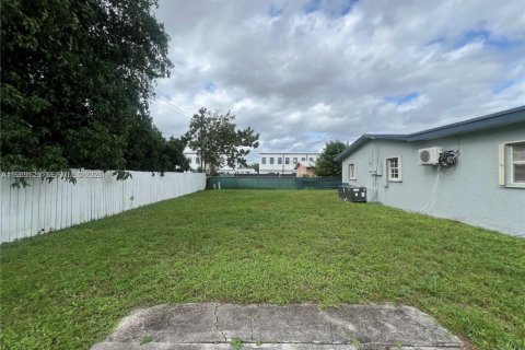 Villa ou maison à louer à Miami Gardens, Floride: 3 chambres № 1996826 - photo 21