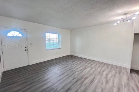 Villa ou maison à louer à Miami Gardens, Floride: 3 chambres № 1996826 - photo 2