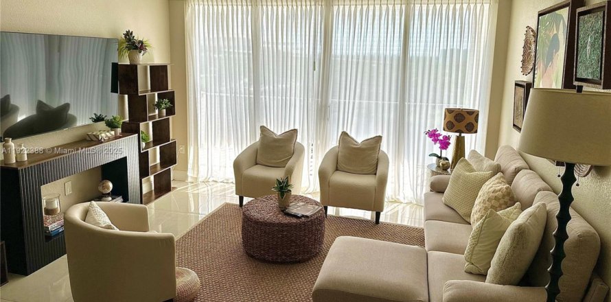 Кондоминиум с 2 спальнями в Майами, Флорида № 1977122